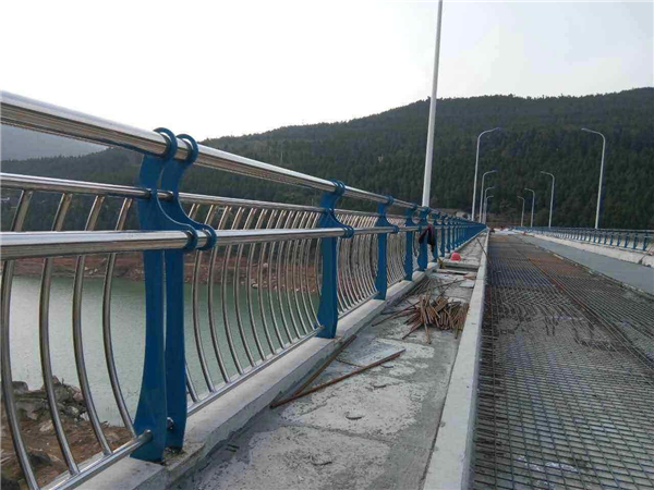 石河子不锈钢桥梁护栏的特点及其在桥梁安全中的重要作用