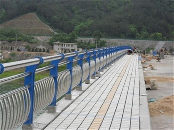 石河子不锈钢桥梁护栏的特性及其在现代建筑中的应用